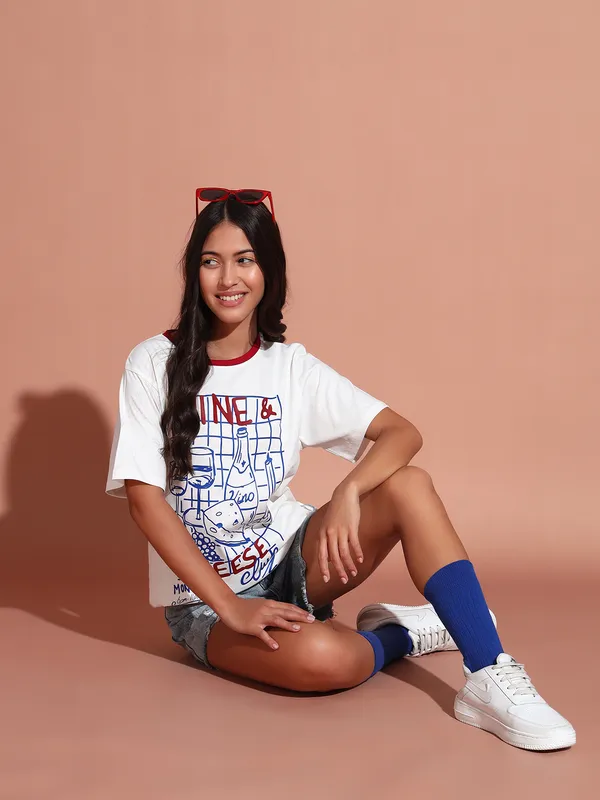 Loose_Fit_Tshirt_With_Graphic_Print_At_Front_&_Contrast_Neck_Rib_Details