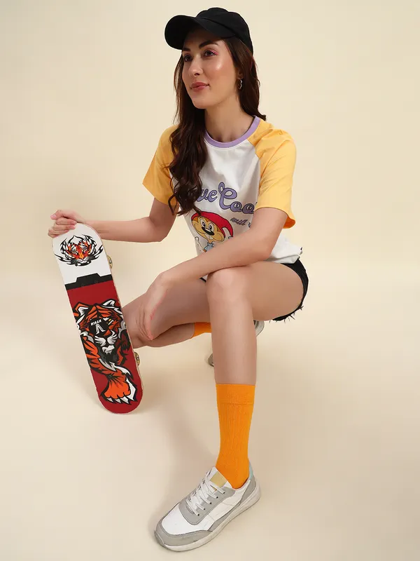 Colorblock_Loose_Fit_Half_Sleeve_T-Shirt_With_Raglan_Sleeve,_Graphic_Print_At_Front_&_Contrast_Neck_Rib_Details