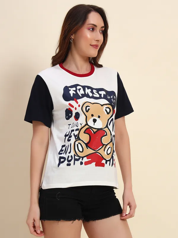 Round_Neck_Colorblock_T-Shirt_With_Teddy_Graphic