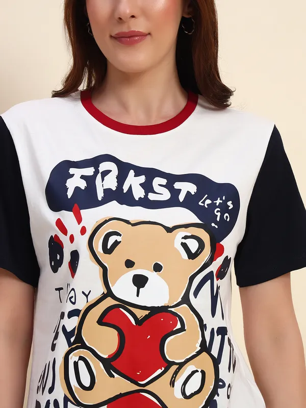 Round_Neck_Colorblock_T-Shirt_With_Teddy_Graphic