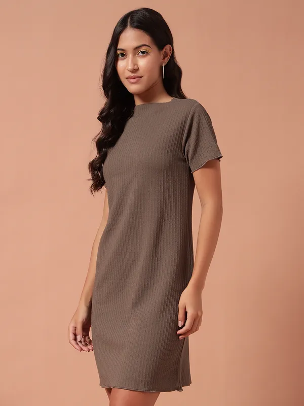 T-Shirt_Brown_Dress