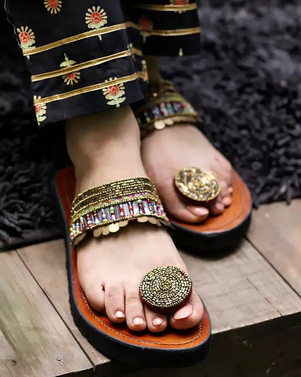 Black_Golden_Handcrafted_Premium_Kolhapuri_Style_For_Women