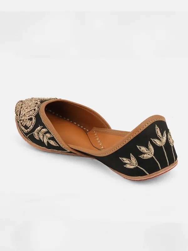 Black_Leather_Handcrafted_Jutti_For_Women