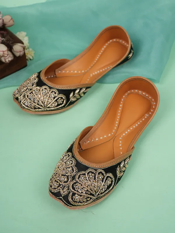 Black_Leather_Handcrafted_Jutti_For_Women