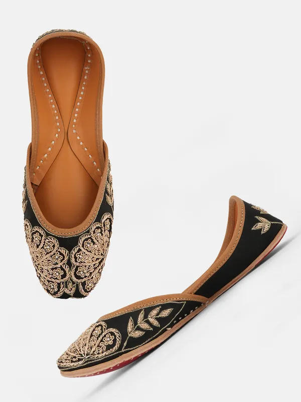 Black_Leather_Handcrafted_Jutti_For_Women