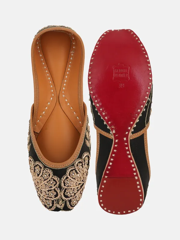 Black_Leather_Handcrafted_Jutti_For_Women