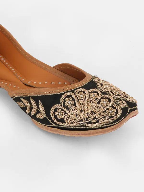 Black_Leather_Handcrafted_Jutti_For_Women