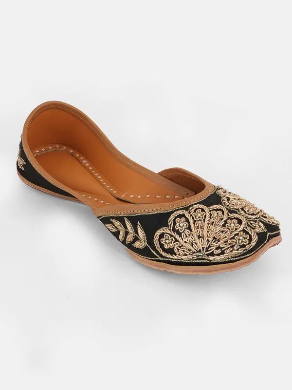 Black_Leather_Handcrafted_Jutti_For_Women