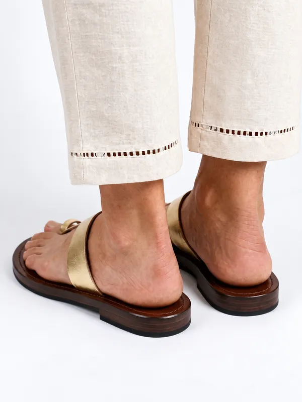 Aurelia_Gold_–_Premium_Handmade_Gold_Chappal