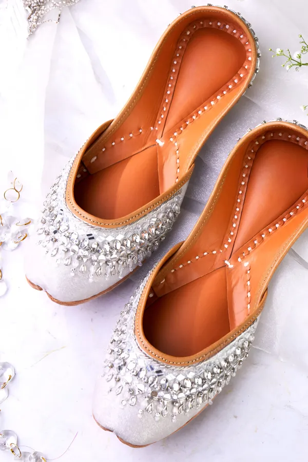 Handmade_Aynat_Elegant_Juttis_–_Silver_Mirror_Work_&_Zardozi_Embroidery