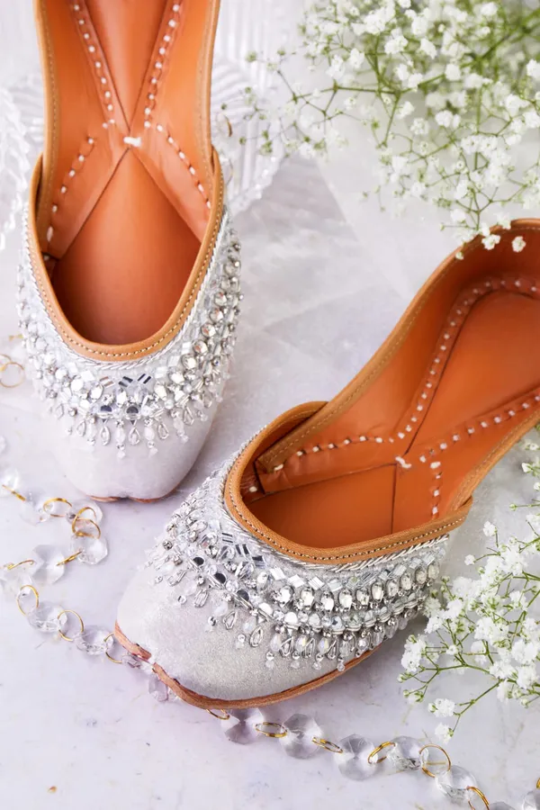 Handmade_Aynat_Elegant_Juttis_–_Silver_Mirror_Work_&_Zardozi_Embroidery