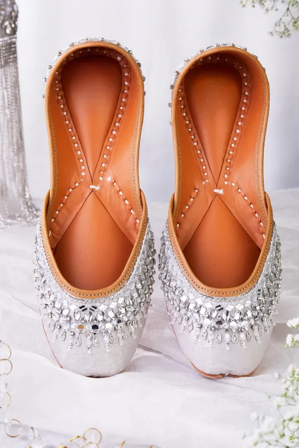 Handmade_Aynat_Elegant_Juttis_–_Silver_Mirror_Work_&_Zardozi_Embroidery