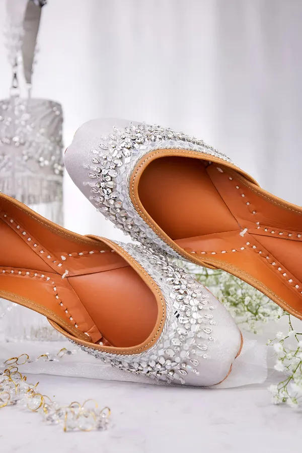 Handmade_Aynat_Elegant_Juttis_–_Silver_Mirror_Work_&_Zardozi_Embroidery