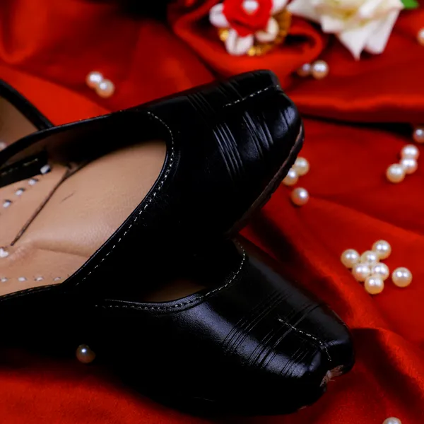 Handmade_Basic_Black_Jutti_for_Women's