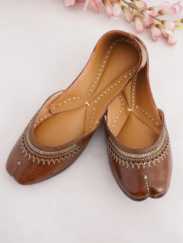 Boho_Women_Tan_Brown_Leather_Embroidered_Juttis