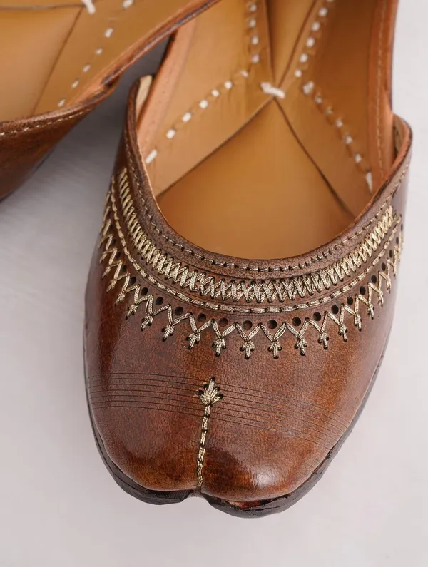 Boho_Women_Tan_Brown_Leather_Embroidered_Juttis