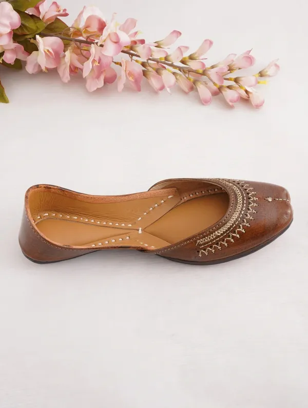Boho_Women_Tan_Brown_Leather_Embroidered_Juttis