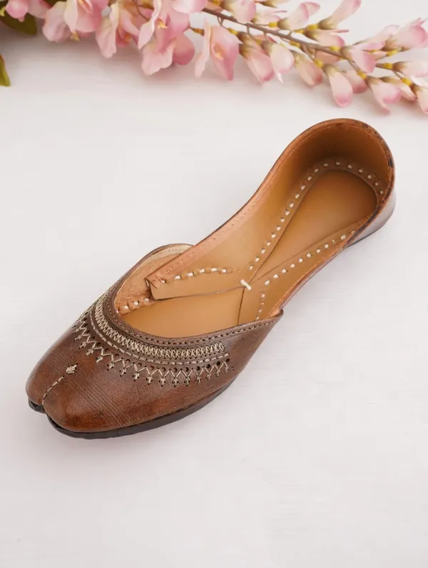 Boho_Women_Tan_Brown_Leather_Embroidered_Juttis