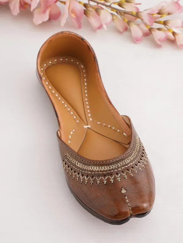 Boho_Women_Tan_Brown_Leather_Embroidered_Juttis