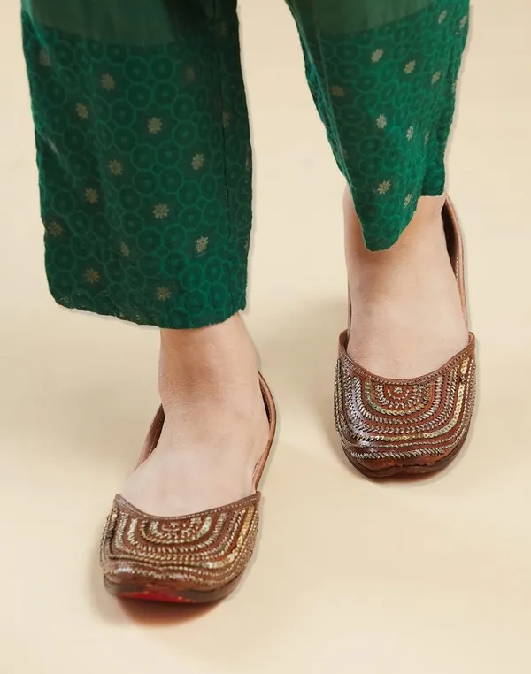 Handmade_Celestial_Embellishment_Jutti_–_Handcrafted_by_UrbanicIndia