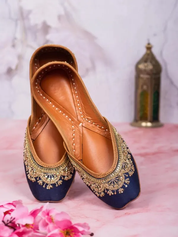 Handmade_Gold_Taj_Blue_Rose_Jutti_–_Traditional_Royal_Blue_Embroidered_Jutti