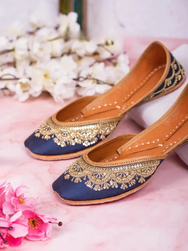 Handmade_Gold_Taj_Blue_Rose_Jutti_–_Traditional_Royal_Blue_Embroidered_Jutti