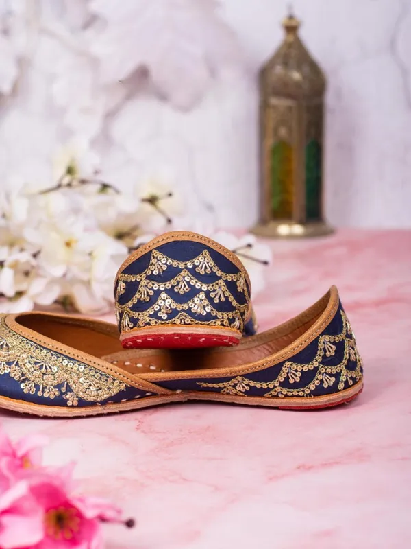 Handmade_Gold_Taj_Blue_Rose_Jutti_–_Traditional_Royal_Blue_Embroidered_Jutti