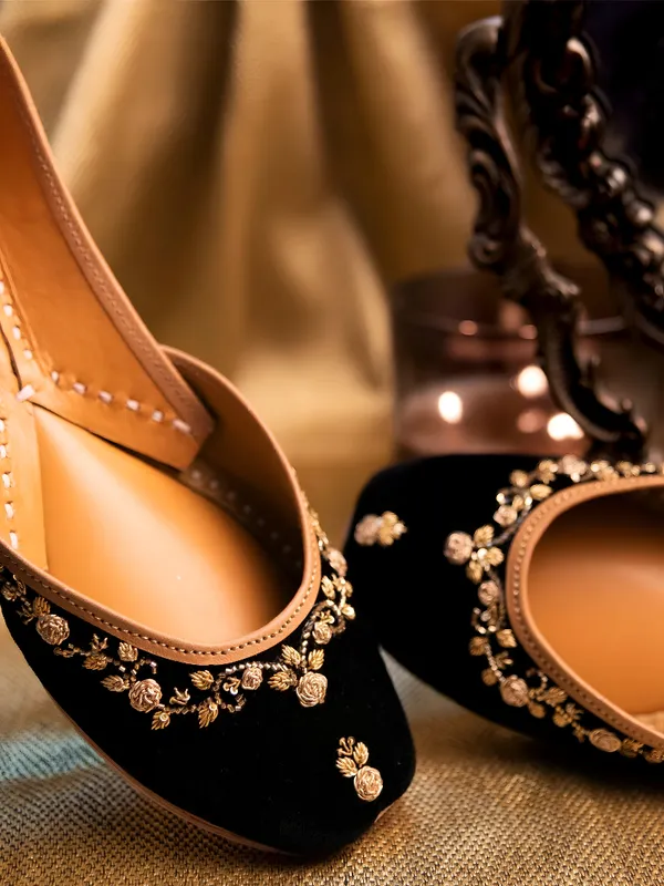 Gold_Zardozi_Velvet_(Handmade_Jutti)