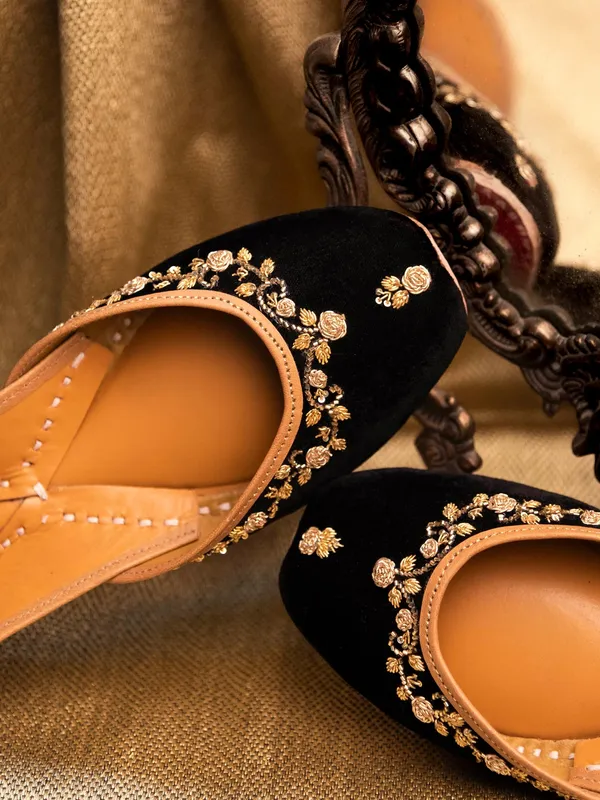 Gold_Zardozi_Velvet_(Handmade_Jutti)