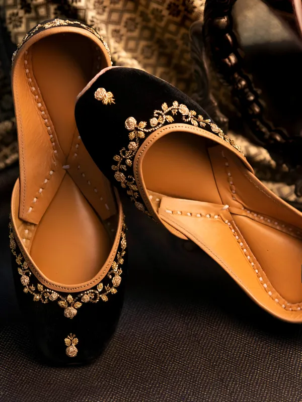 Gold_Zardozi_Velvet_(Handmade_Jutti)