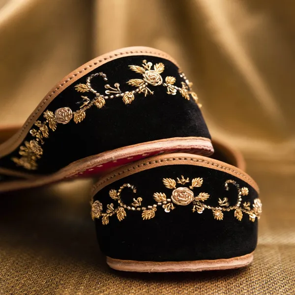 Gold_Zardozi_Velvet_(Handmade_Jutti)