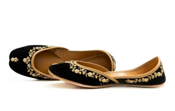 Gold_Zardozi_Velvet_(Handmade_Jutti)