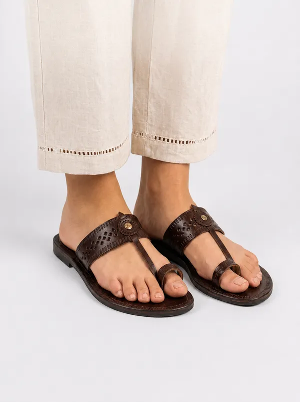Hand-Embossed_Traditional_Kolhapuri_Leather_Chappals