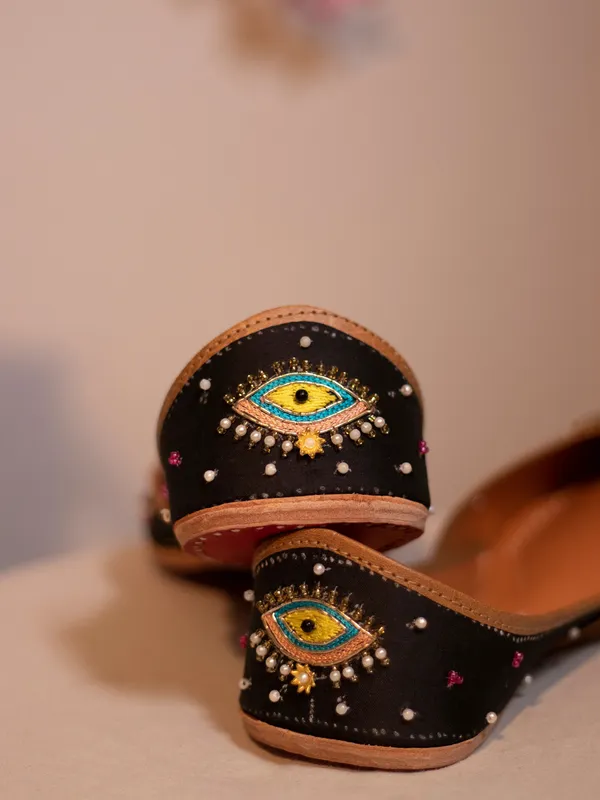 Handmade_Evil_Eye_Mojari_–_Ethnic_Urbanicindia_Punjabi_Jutti