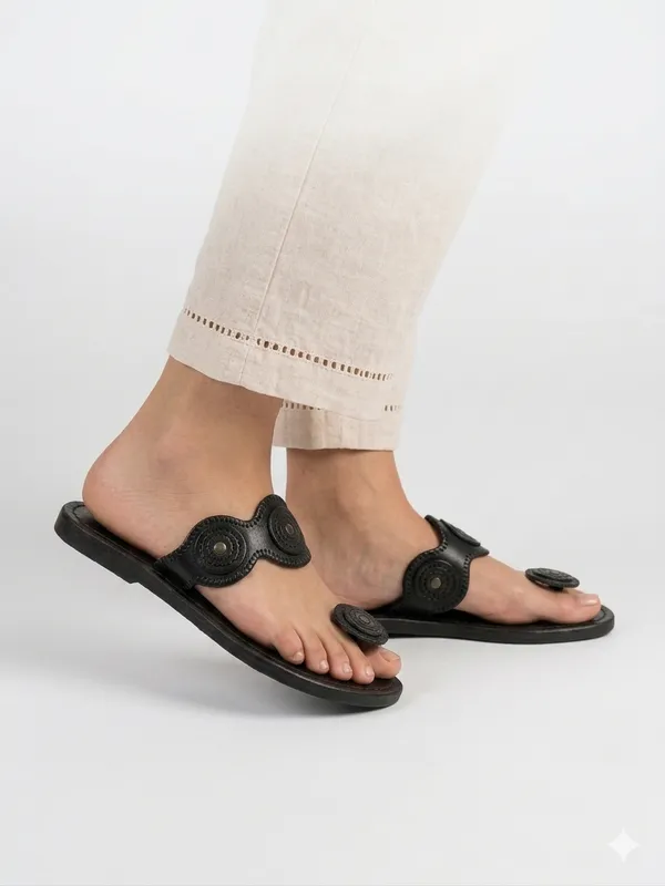 Mandala_Muses_Kolhapuri_–_Handcrafted_Ethnic_Footwear_by_Ethnicindia*UrbanicIndia