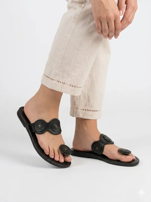 Mandala_Muses_Kolhapuri_–_Handcrafted_Ethnic_Footwear_by_Ethnicindia*UrbanicIndia