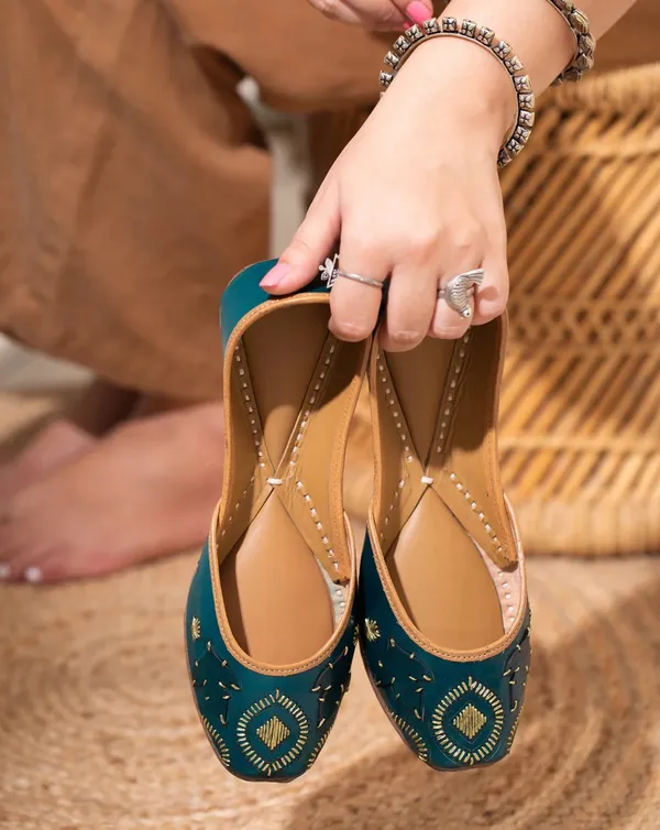 Handmade_Urbanic-Irani_Jutti_For_Women's