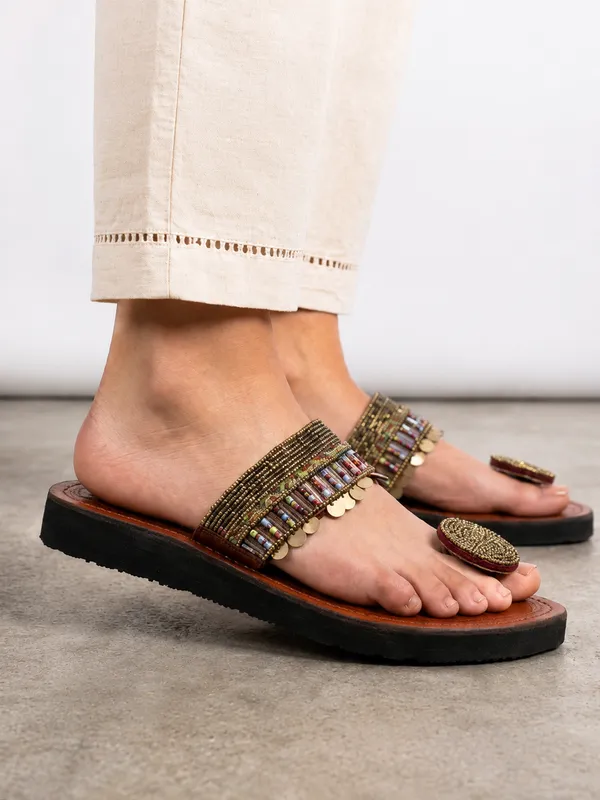 Multicolour_Leather_Beaded_Toe-Ring_Kolhapuri_Flat_For_Women