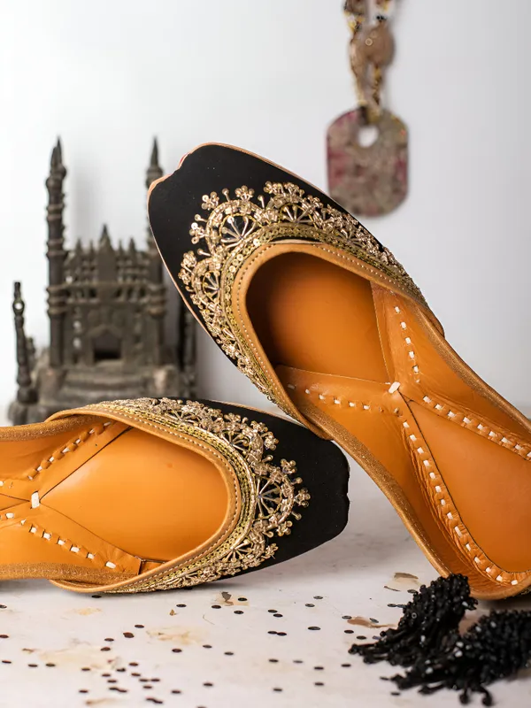 Handmade_Zarina_BlackRose_Jutti_–_Traditional_Gold_Embroidered_Jutti