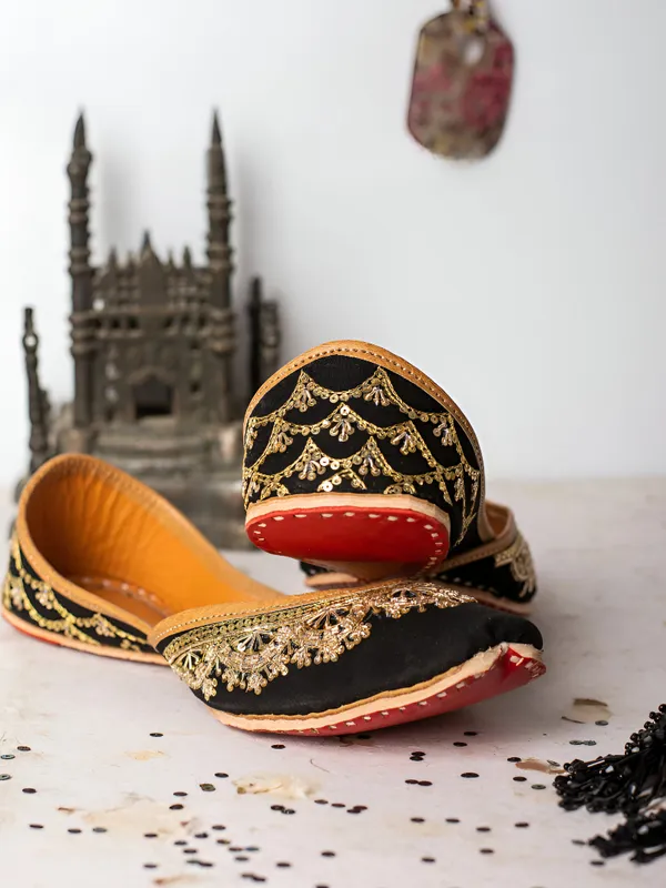 Handmade_Zarina_BlackRose_Jutti_–_Traditional_Gold_Embroidered_Jutti