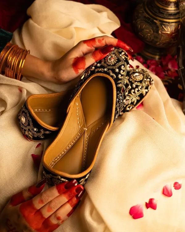 Handmade_Zarina_GOLDBLACK_Jutti