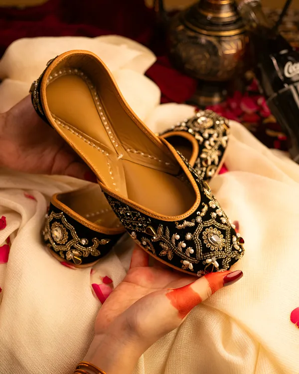 Handmade_Zarina_GOLDBLACK_Jutti