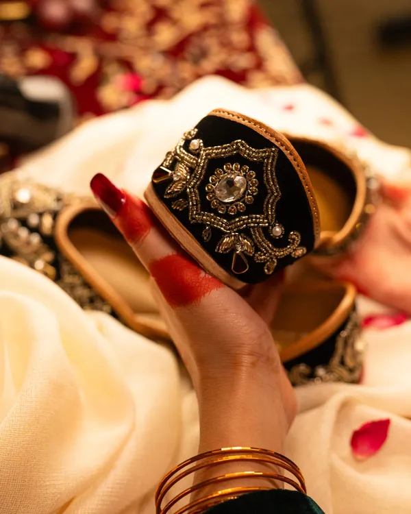 Handmade_Zarina_GOLDBLACK_Jutti