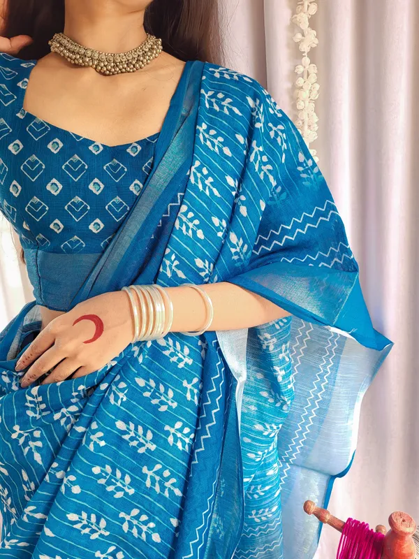 Elegant_Blue_Pure_Linen_Saree_with_Tassels_and_White_Floral_Patterns