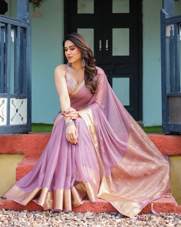 Lavender_Plain_Chiffon_Saree_with_Gold_Zari_Border,_Printed_Blouse_&_Tassel_Details