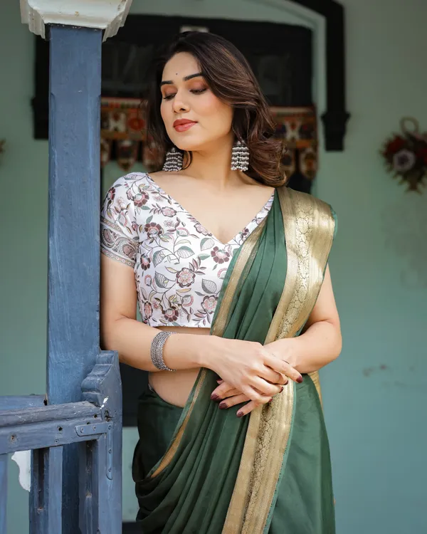 Elegant_Bottle_Green_Plain_Chiffon_Saree_with_Gold_Zari_Border,_Floral_Printed_Blouse_&_Tassel_Finishing