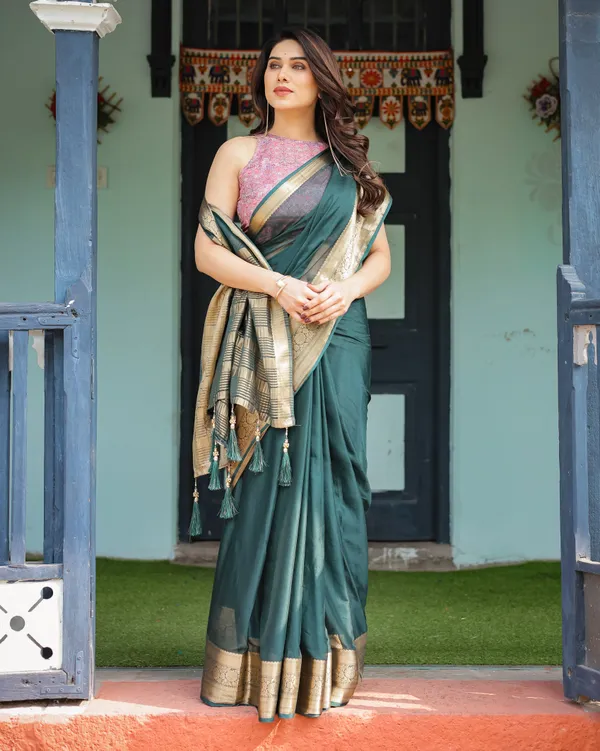 Enchanting_Forest_Green_Plain_Chiffon_Saree_with_Gold_Zari_Border,_Floral_Printed_Blouse_&_Tassel_Details