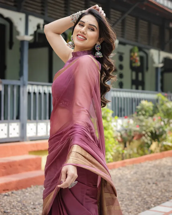Sophisticated_Mauve_Plain_Chiffon_Saree_with_Gold_Zari_Border,_Matching_Printed_Blouse_&_Tassel_Detailing