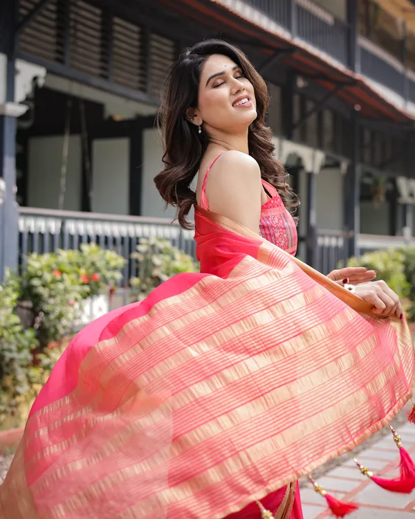 Flamingo_Pink_Plain_Chiffon_Saree_with_Gold_Zari_Border,_Patterned_Blouse_&_Tassel_Detailing