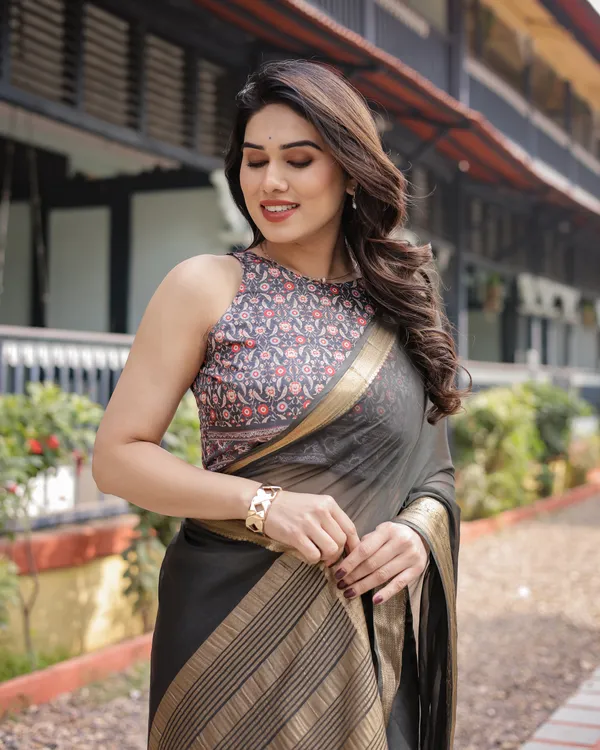 Ethereal_Black_Plain_Chiffon_Saree_with_Gold_Zari_Border,_Floral_Printed_Blouse_&_Tassel_Detailing